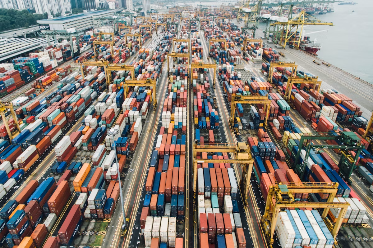 Conteneurs et camions de transport au port